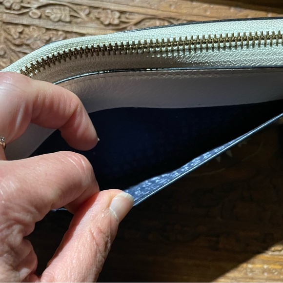 Kate Spade wallet, zipper enclosure - Picture 6 of 16